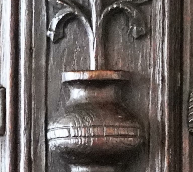 K1024_Stollenschrank Schnitzerei auf Sockel